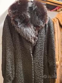 Cappotto in pelliccia astrakan con collo in volpe