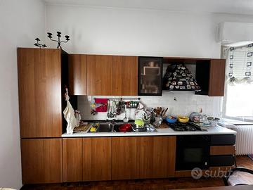 Cucina completa, elettrodomestici, tavolo e sedie
