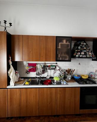Cucina completa, elettrodomestici, tavolo e sedie