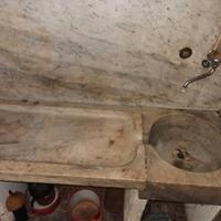 Lavandino in marmo antico