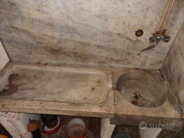 Lavandino in marmo antico