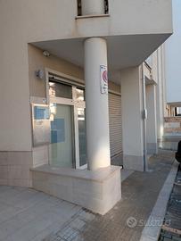 Ampio locale commerciale / ufficio