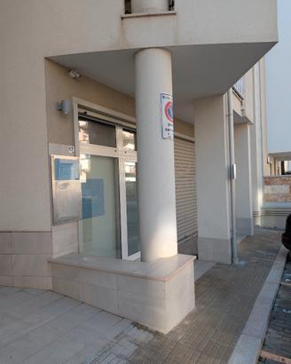 Ampio locale commerciale / ufficio