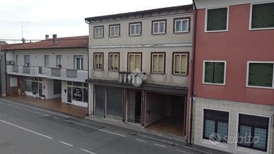 VILLA A SCHIERA CENTRALE A PIOMBINO DESE