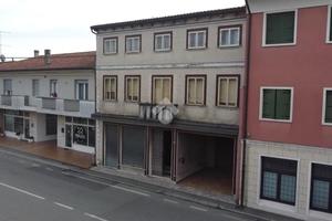 VILLA A SCHIERA CENTRALE A PIOMBINO DESE