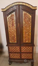 armadio indiano con decorazioni 