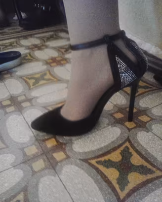 Décolleté Cinti nere decorate con strass
