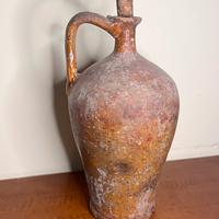 Antica brocca in terracotta con tappo di sughero