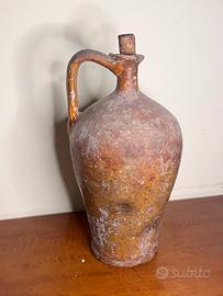 Antica brocca in terracotta con tappo di sughero