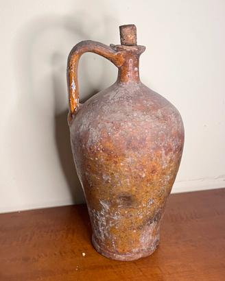 Antica brocca in terracotta con tappo di sughero