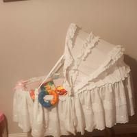 Culla in vimini per neonati.