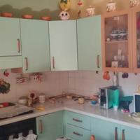 cucina ,stufa a pellet ,parete attrezzata.