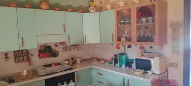 cucina ,stufa a pellet ,parete attrezzata.