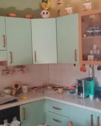 cucina ,stufa a pellet ,parete attrezzata.