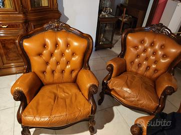 Poltrone e divano in pelle 