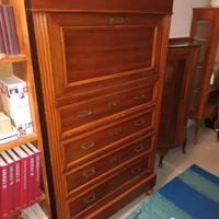 Mobile con ribalta che funge da scrittoio