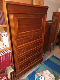 Mobile con ribalta che funge da scrittoio