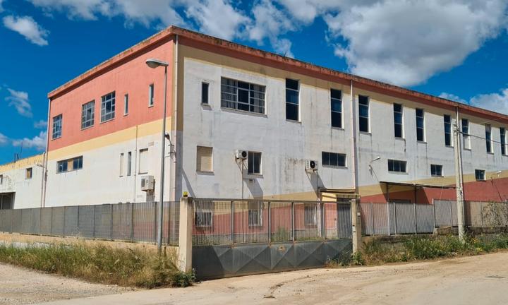 Capannone ad uso commerciale