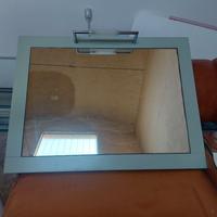 Specchio da parete moderna con cornice e luce