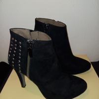 tronchetto nero con borchie e plateau, tacco 7cm 