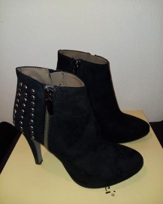 tronchetto nero con borchie e plateau, tacco 7cm 