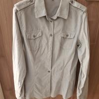 Camicia grigio chiaro.  Stile Benetton 