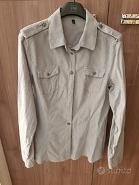 Camicia grigio chiaro.  Stile Benetton 