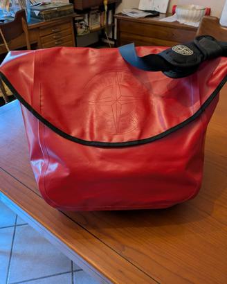 Borsone rosso marca Stone Island 