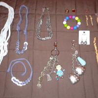 Collane, braccialetti, orecchini, ciondoli e altro