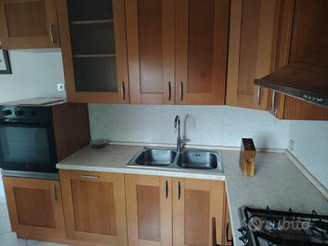 cucina legno color miele ad angolo