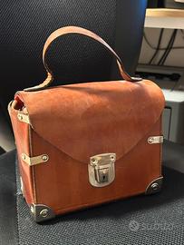 Borsa Vintage in Cuoio Rigido con Rinforzi