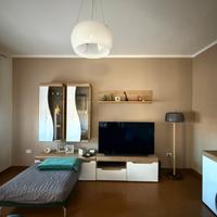 Soggiorno composto da parete  attrezzata e madia