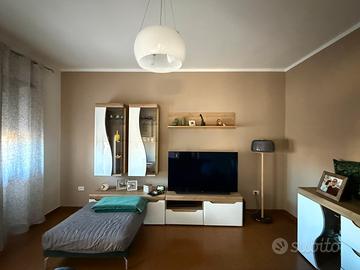 Soggiorno composto da parete  attrezzata e madia