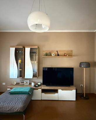 Soggiorno composto da parete  attrezzata e madia