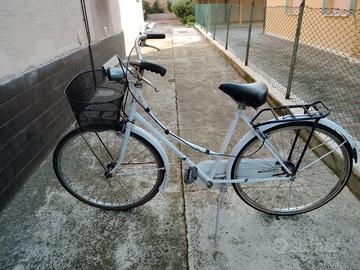 2 biciclette da donna con e senza cestino