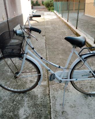 2 biciclette da donna con e senza cestino