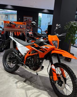 KTM 125 ENDURO R 2025 tua da € 49,00 al mese