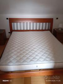 Letto matrimoniale con comodini
