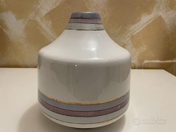 Vaso in ceramica con righe lavorato a mano