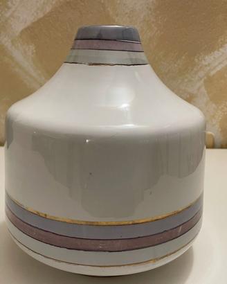 Vaso in ceramica con righe lavorato a mano