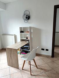 Studio scrivania, libreria e mobile