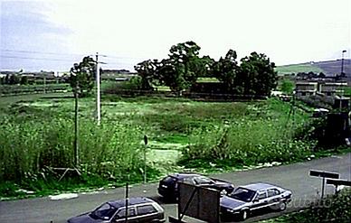 Proprieta' con terreno e casale, varie attività