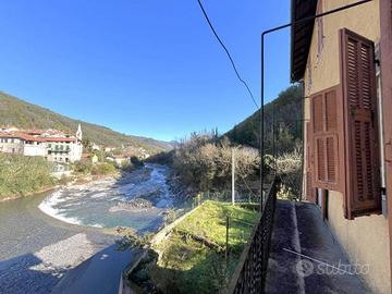 Appartamento di 150 m² con 4 locali a Vessalico