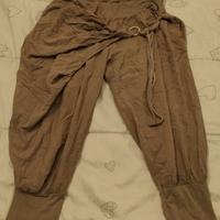 Pantaloni larghi beige al ginocchio