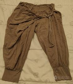 Pantaloni larghi beige al ginocchio