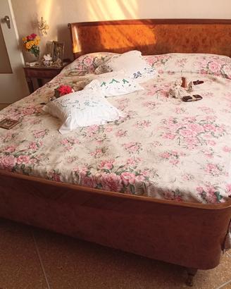 Letto matrimoniale e comodini + comò e specchiera