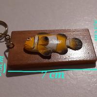 portachiavi in legno con pesce pagliaccio in rilev
