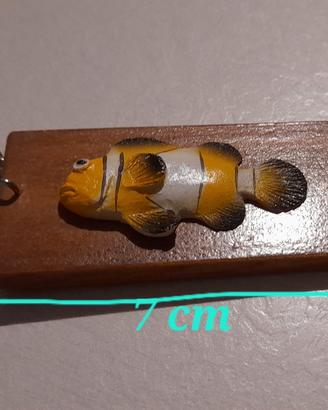 portachiavi in legno con pesce pagliaccio in rilev