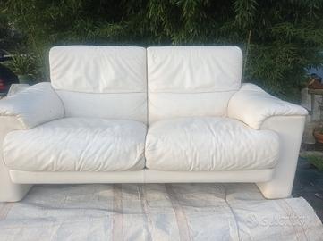 Divano due posti FRAU anni 90 pelle bianca.