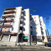 Gazzi, comodo locale in zona servita